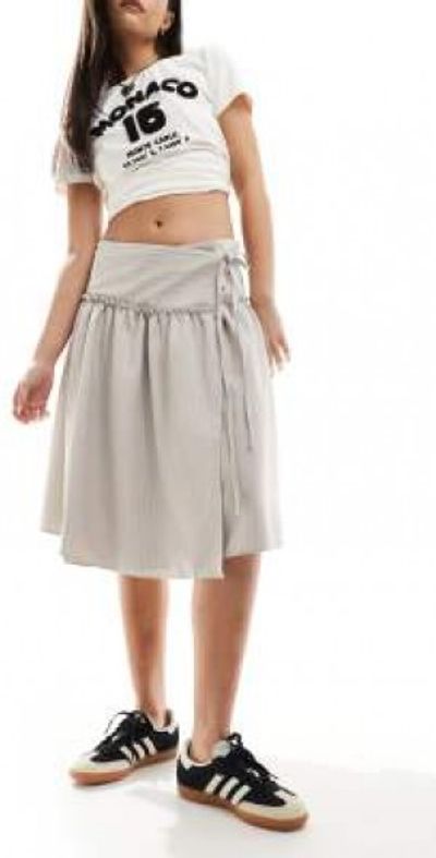 Collusion COLLUSION wrap tailored skirt in gray pinstripe-Multi