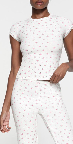 トップス SKIMS ROSE Rosé Gets 'Romantic & Cute' for New Skims Valentine's Day