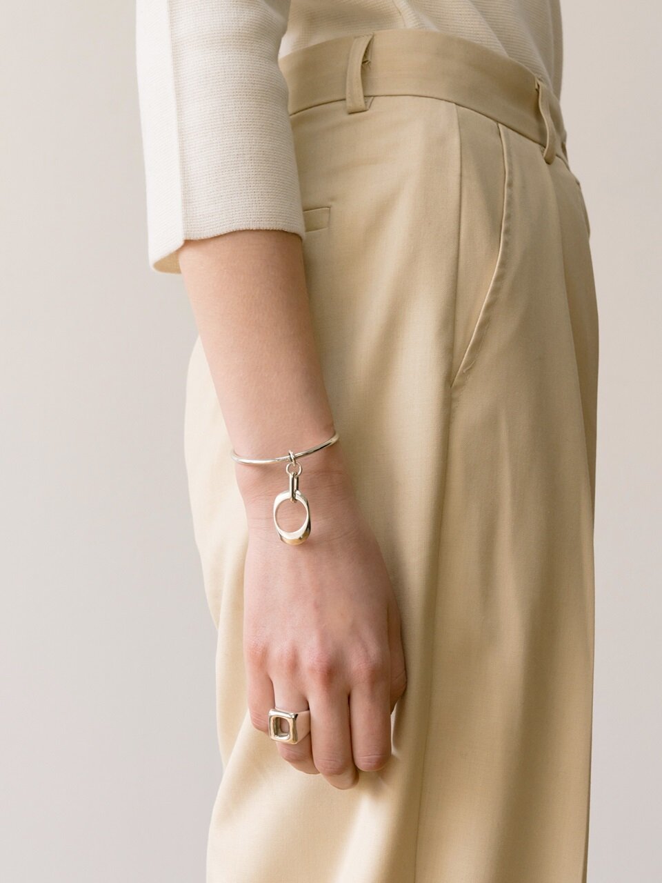 1064STUDIO Oval Bangle