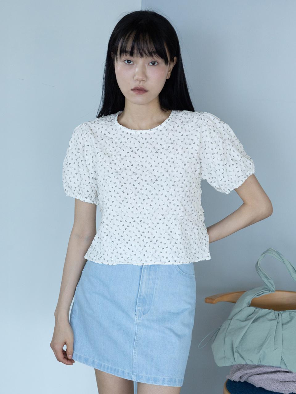 3.3 FIELDTRIP BLOOMING PUFF CROP BLOUSE