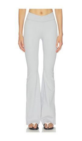 437 437 The V Flare Legging
