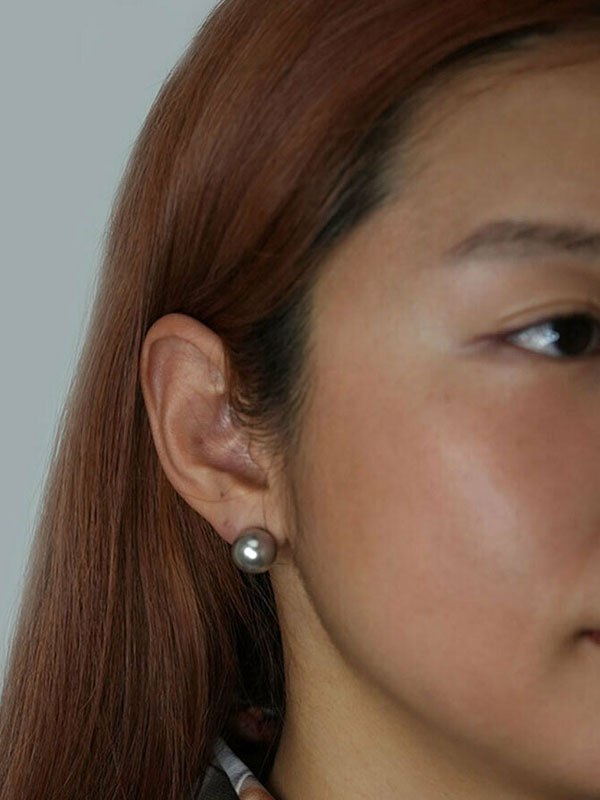 A BIT MOR Grey 6 Pearl Earring