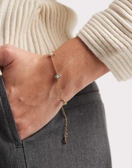 Accessorize Accessorize Z clover bracelet in 14k gold plate