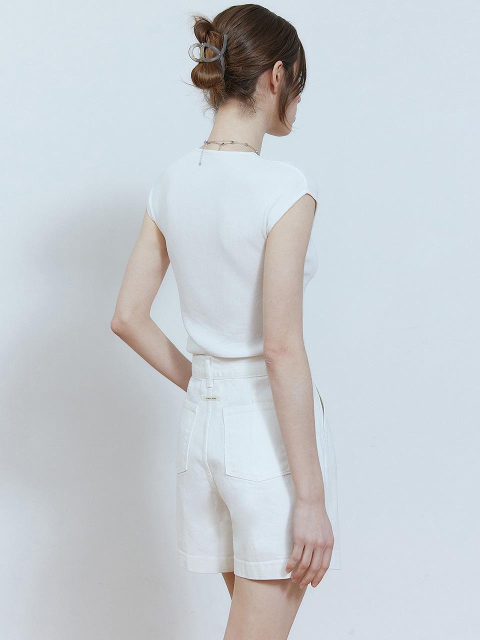 ADAUL Back label point pintuck half pants - white