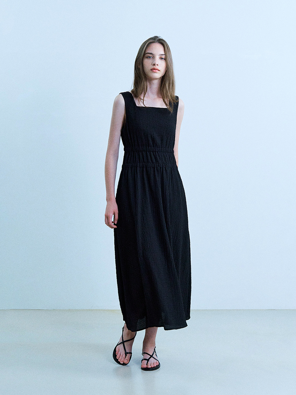 ADAUL Hum Middle Shirring Sleeveless Long Dress_Black