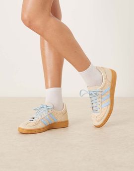 adidas Originals adidas Originals Handball Spezial sneakers in beige and light blue-Neutral