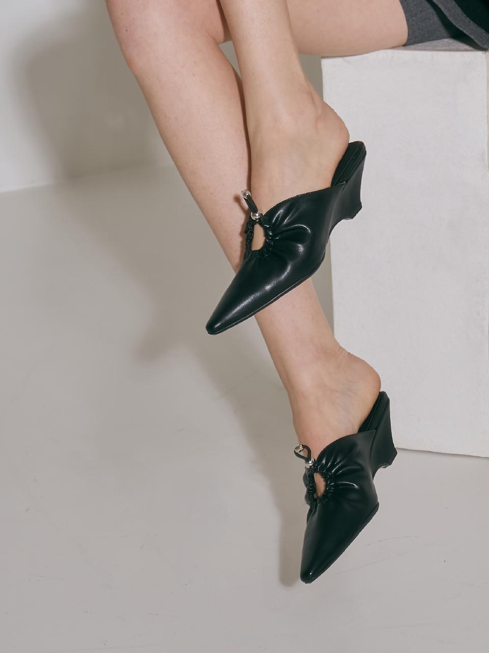 Aechi Hol-Ring Mule (2 Colors)