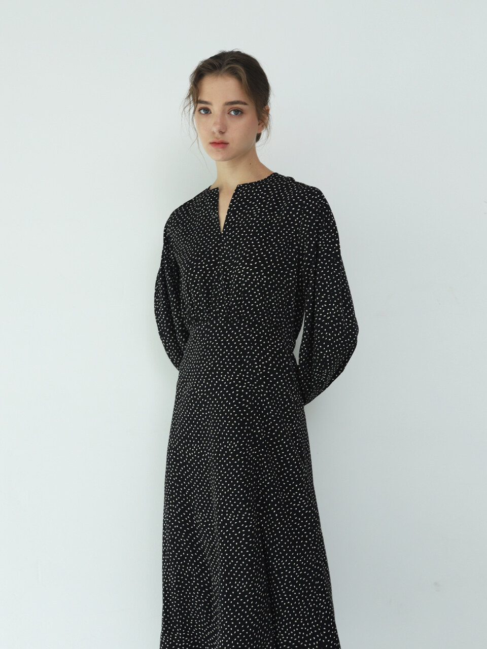 AEER Slit Dress with Muffler_Black