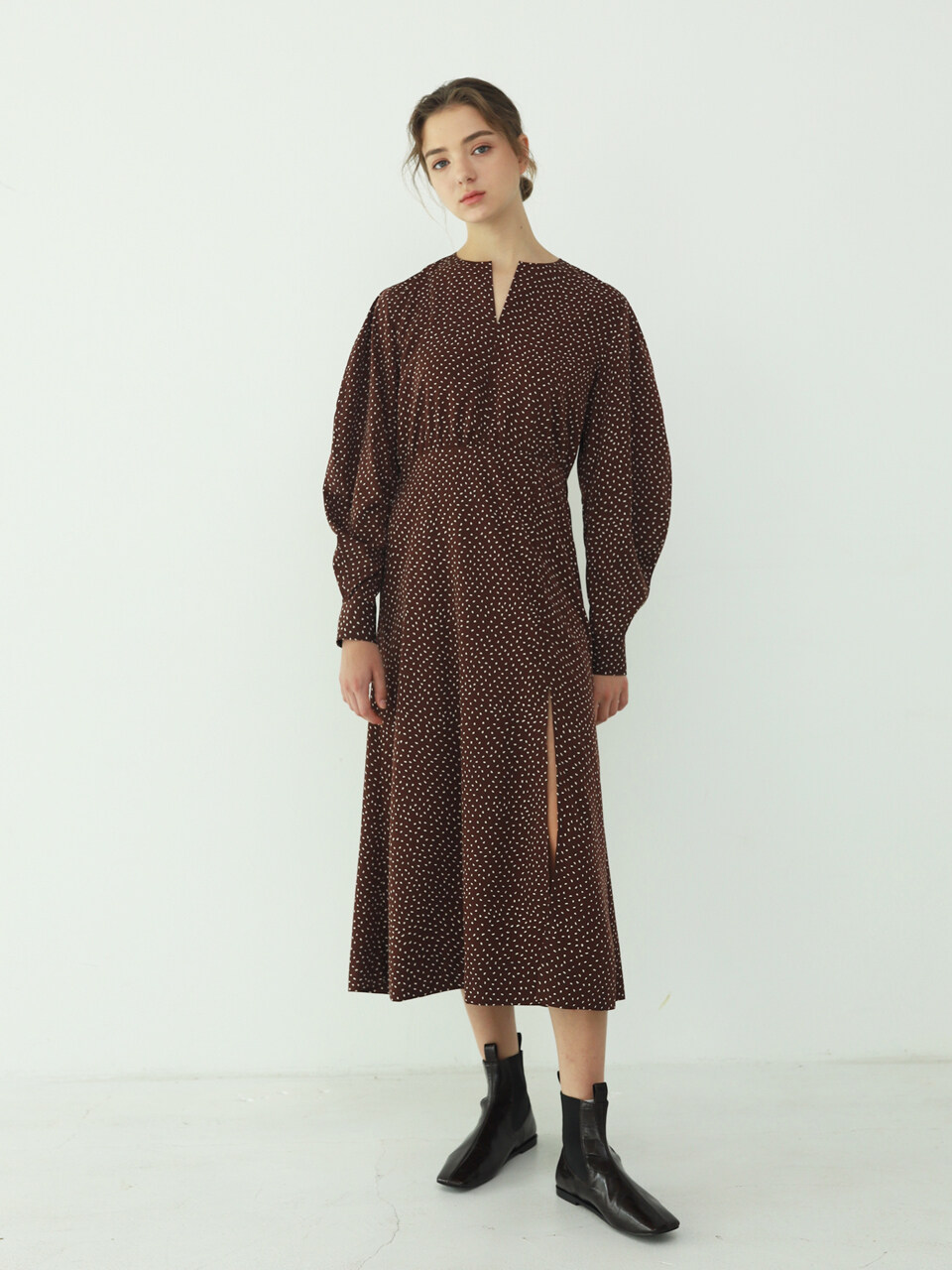 AEER Slit Dress with Muffler_Red Brown