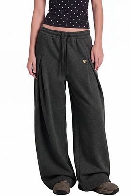 Aelfric Eden Aelfric Eden Pleated Baggy Sweatpants in Dark Grey, Women's at Urban Outfitters
