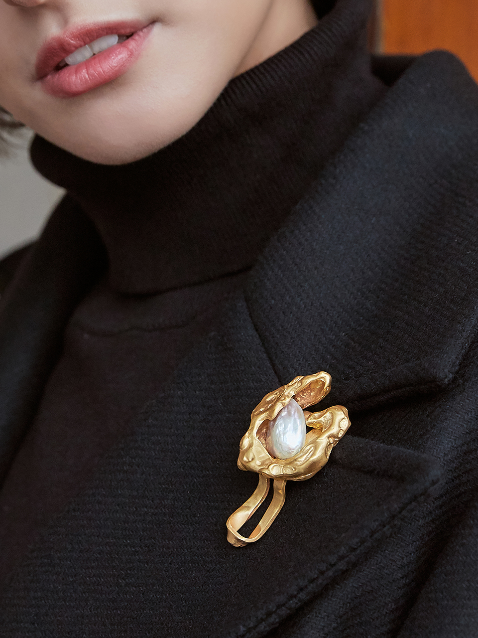 AHNI Texture Brooch N1 Necklace_Gold