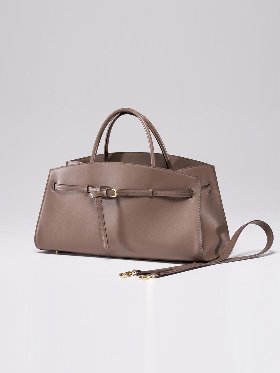 AMADEE B East West Tote Bag [Brown]