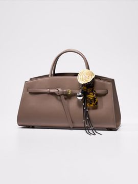 AMADEE East West Charms Tote Bag [Brown]