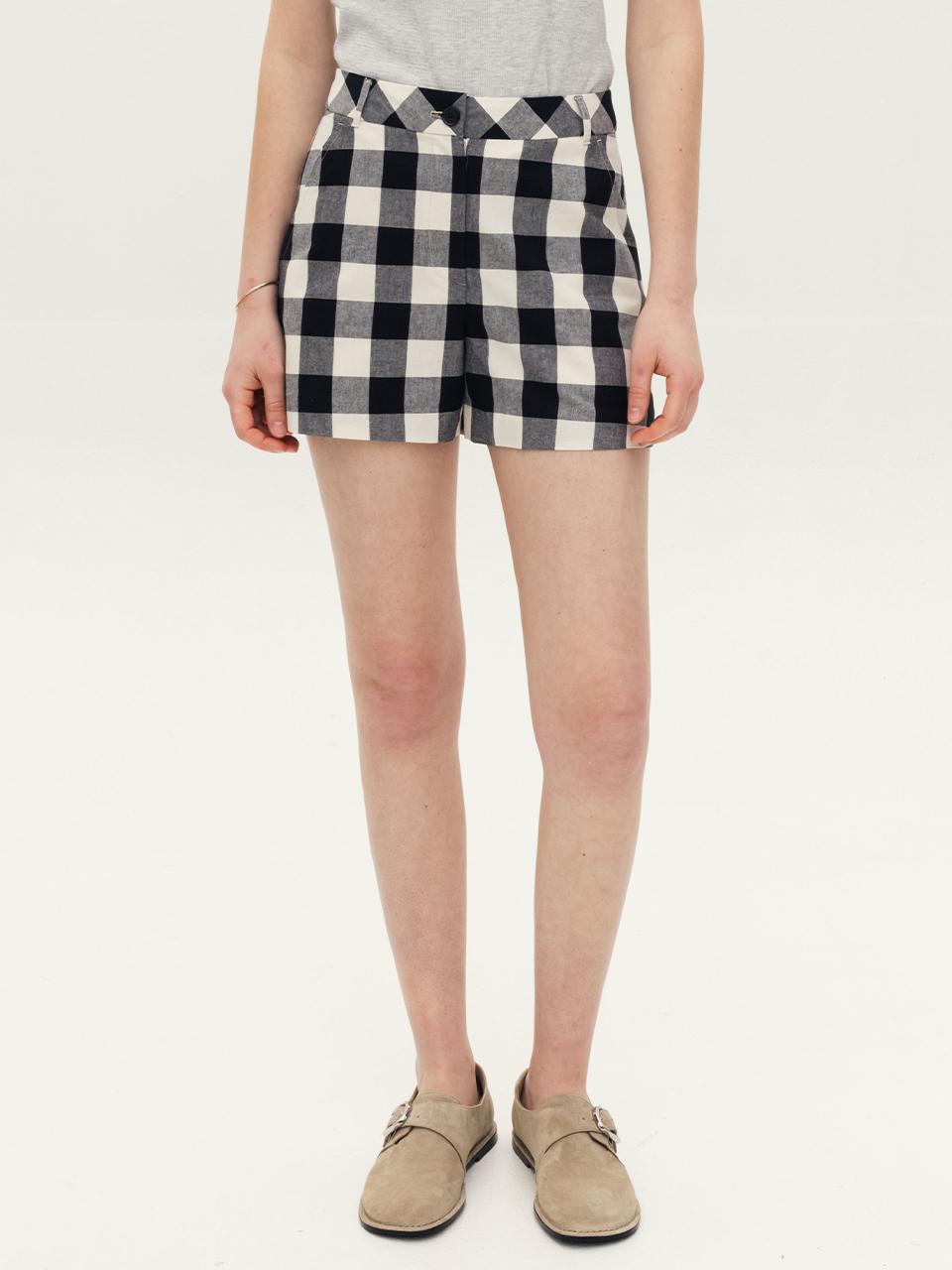 AND YOU Felipe Label Point Basic Shorts [Black gingham check]