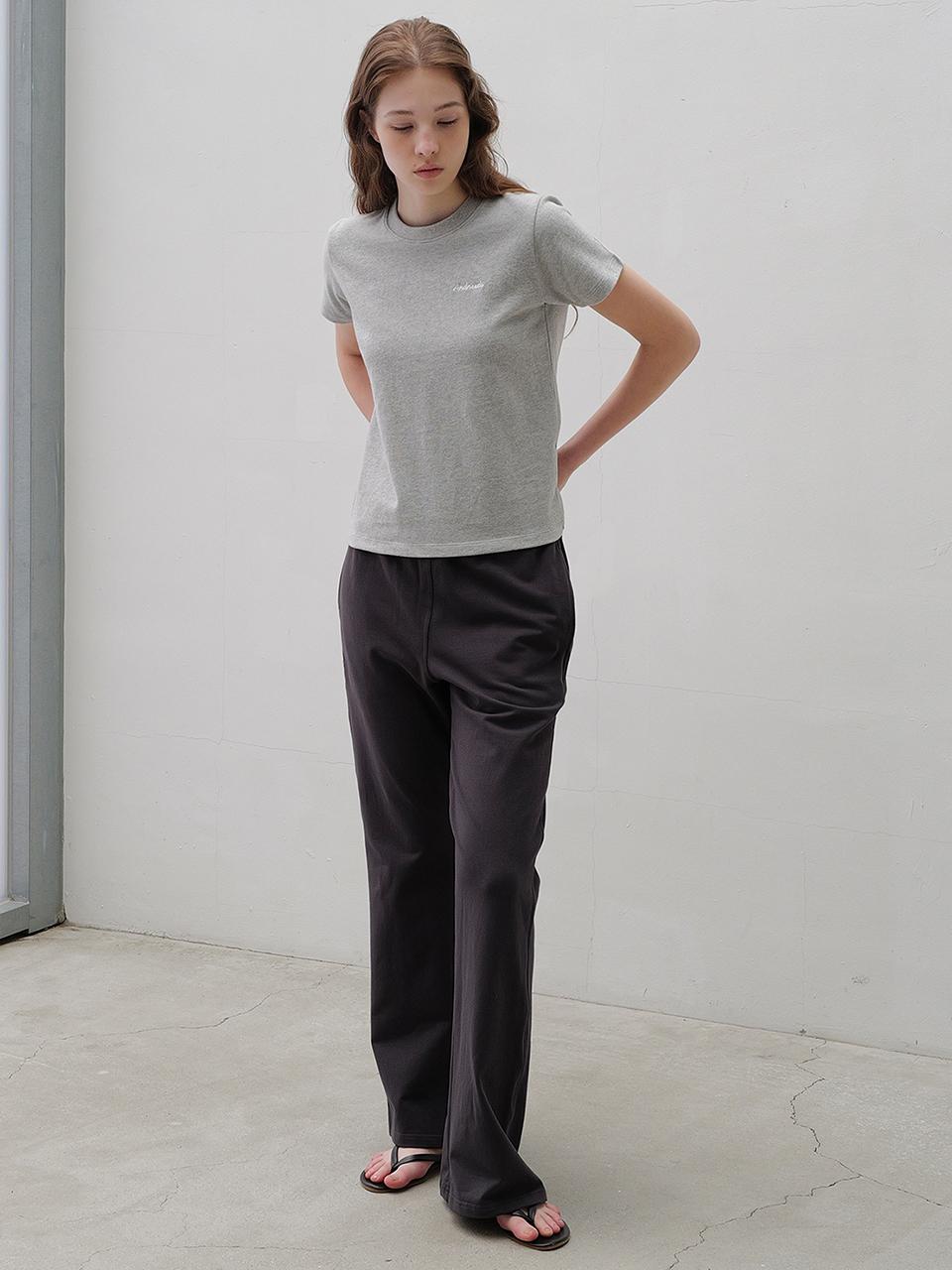 ANDNEEDS Essential slim span pants (charcoal)