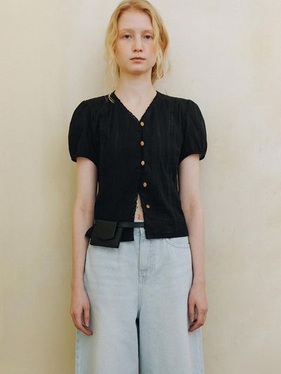 ANDNEEDS Rove v-neck blouse [black]