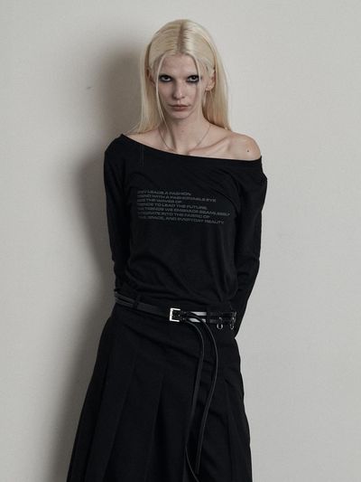 ANIV Off Shoulder Lettering Long Sleeve T-Shirt [Black]