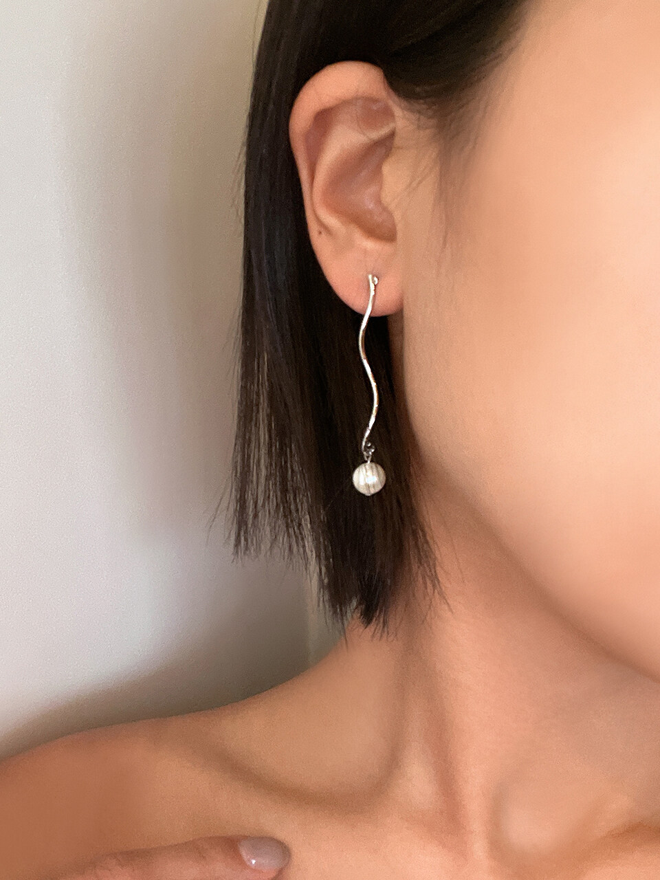 ANNAFLAIR1986 Pearl Wave Drop Earrings (2 Colors)