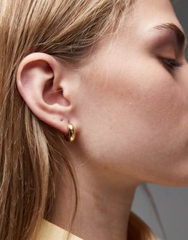 Arket ARKET small chunky huggie hoop earrings in gold plated brass