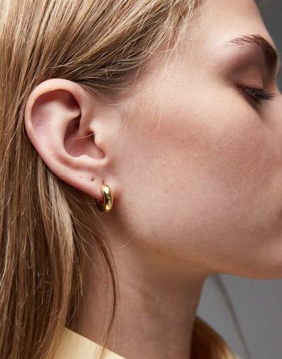 Arket ARKET small chunky huggie hoop earrings in gold plated brass