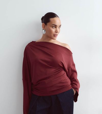 ARRANGE ARRANGE Curve jersey off shoulder wide sleeve top with ruched hem in burgundy-Red