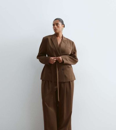 ARRANGE ARRANGE Curve pleated waist wide leg pants in chocolate - part of a set-Brown