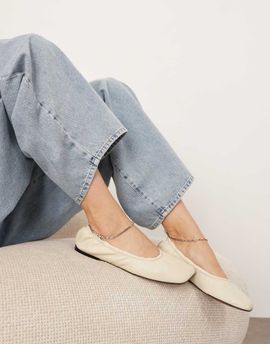 ARRANGE ARRANGE Edie premium leather ballet flats with chain in off-white-Yellow