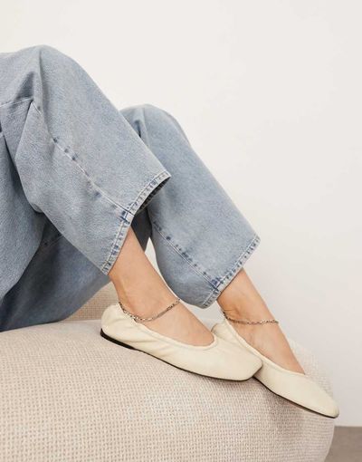 ARRANGE ARRANGE Edie premium leather ballet flats with chain in off-white-Yellow