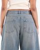 ASOS Curve ASOS DESIGN Curve high waisted barrel leg jeans in vintage wash-Blue - 4