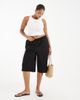 ASOS Curve ASOS DESIGN Curve longline bermuda shorts in black linen look - 2