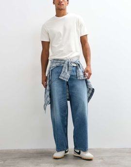 ASOS DESIGN ASOS DESIGN barrel jeans in light wash blue with fatigue pockets and vintage wash