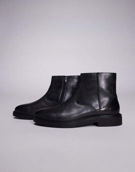 ASOS DESIGN ASOS DESIGN chelsea boots in black distressed leather
