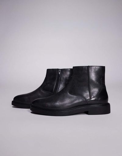 ASOS DESIGN ASOS DESIGN chelsea boots in black distressed leather