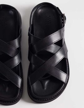 ASOS DESIGN ASOS DESIGN cross over strap sandals with buckle detailing in black leather