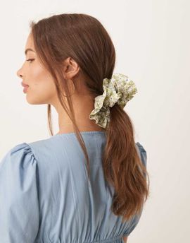 ASOS DESIGN ASOS DESIGN ditsy floral print scrunchie in cream-White