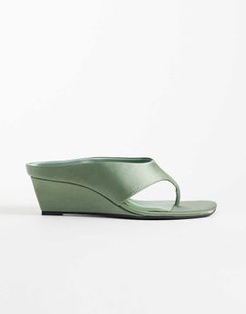 ASOS DESIGN ASOS DESIGN Hendrix toe thong wedges in green