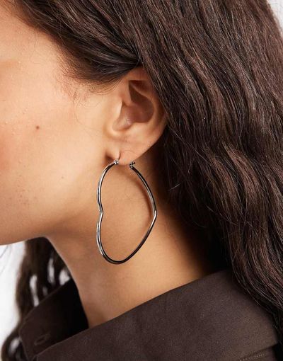 ASOS DESIGN ASOS DESIGN hoop earrings with heart design in silver tone-Gold