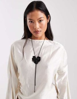ASOS DESIGN ASOS DESIGN lariat necklace with black chain and black flower detail