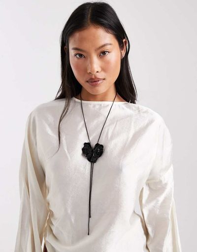 ASOS DESIGN ASOS DESIGN lariat necklace with black chain and black flower detail