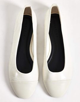 ASOS DESIGN ASOS DESIGN Leon toe cap ballets in off white