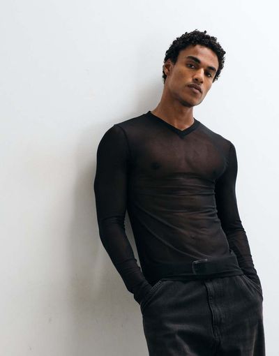 ASOS DESIGN ASOS DESIGN muscle fit long sleeve t-shirt with v-neck in black mesh