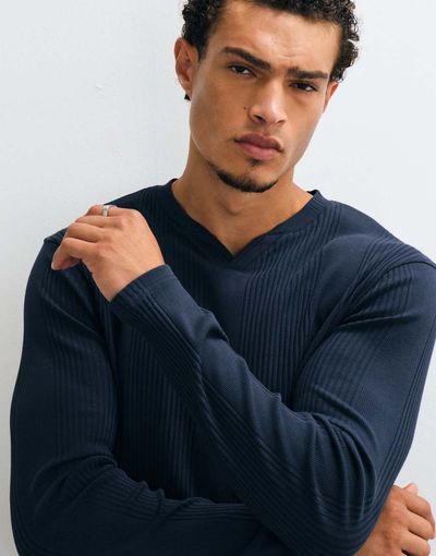 ASOS DESIGN ASOS DESIGN muscle fit smart fit long sleeve T-shirt with v-neck in navy
