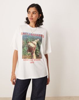 ASOS DESIGN ASOS DESIGN oversized T-shirt with shellseekers graphic-White