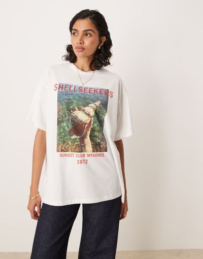 ASOS DESIGN ASOS DESIGN oversized T-shirt with shellseekers graphic-White