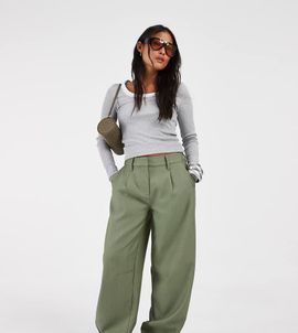 ASOS DESIGN ASOS DESIGN Petite tailored arch barrel pants in khaki-Green