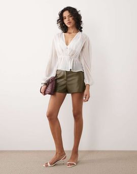 ASOS DESIGN ASOS DESIGN pu mid rise shorts in khaki-Green