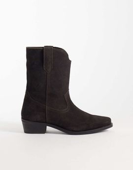 ASOS DESIGN ASOS DESIGN pull on boots with cuban heel in brown suede