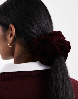 ASOS DESIGN ASOS DESIGN scrunchie in glitter burgundy velvet-Red