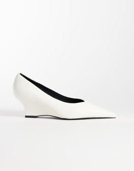ASOS DESIGN ASOS DESIGN Shakira wedge full pumps in white