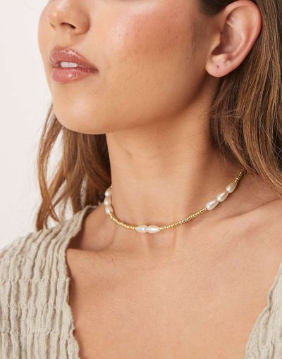 ASOS DESIGN ASOS DESIGN short necklace with bead and faux pearl details in brushed gold tone